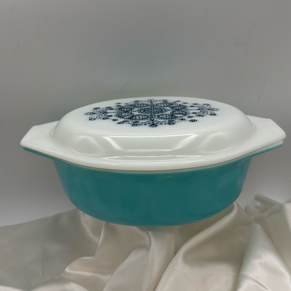 Pyrex Other - Vintage Pyrex 043 1 1/2 Qt Blue / Turquoise Casserole Dish and Lid.